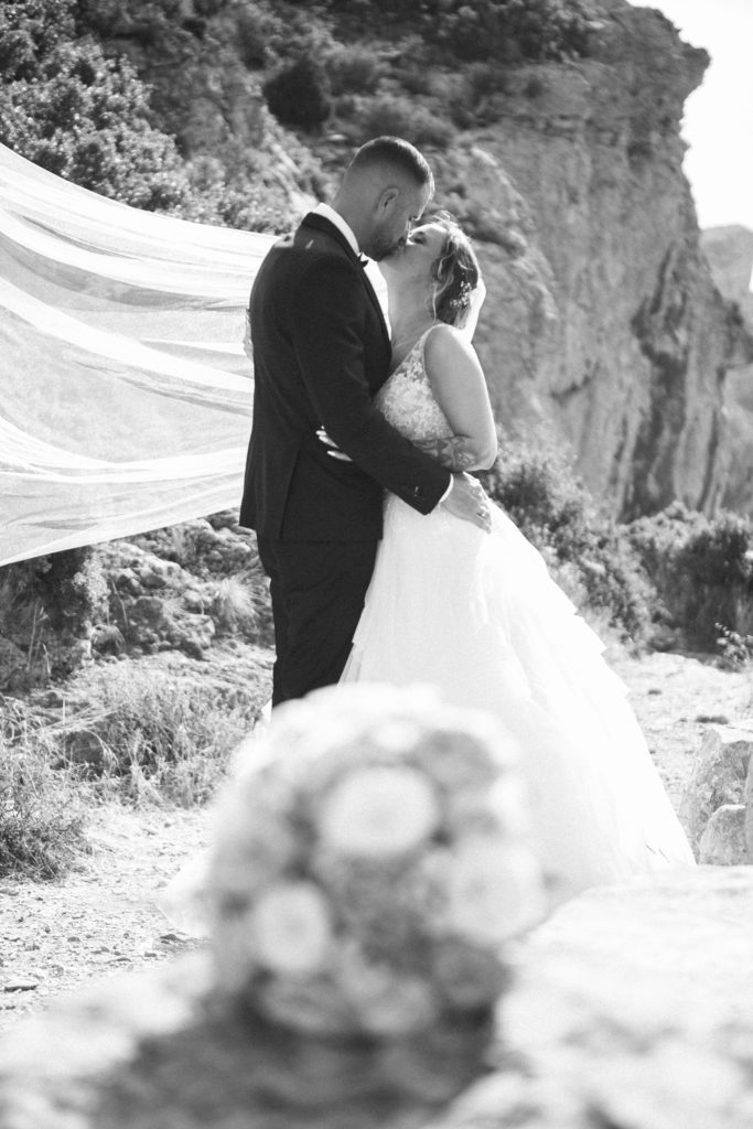 Photos en noir et blanc de mariés sur la route des crêtes à Cassis