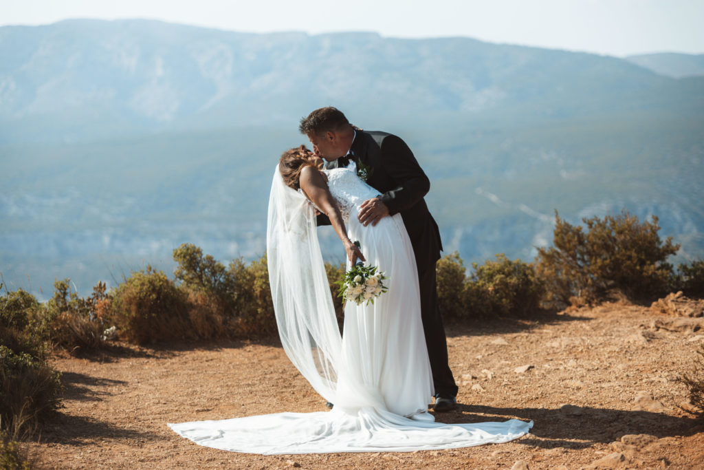 Photos de mariés s'embrassant à Cassis