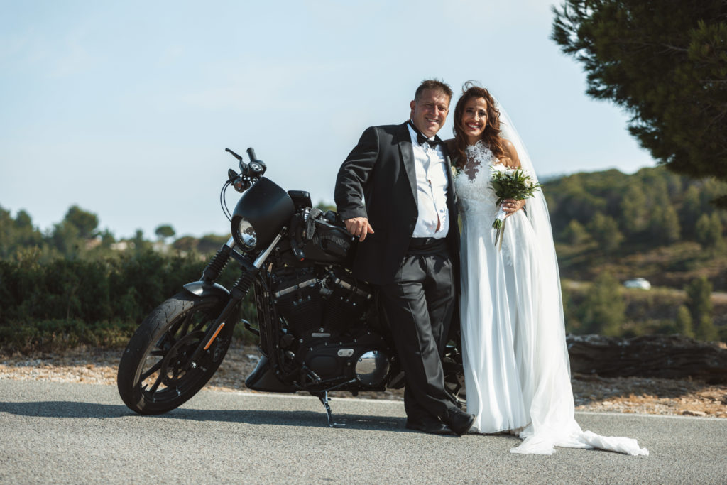 Photos de mariés avec une moto sur la route des crêtes à Cassis